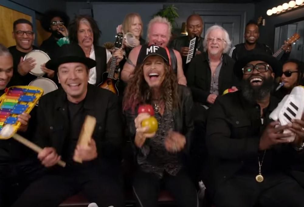 Aerosmith: ascolta la versione di Walk This Way suonata assieme a Jimmy Fallon con gli strumenti giocattolo per bambini!