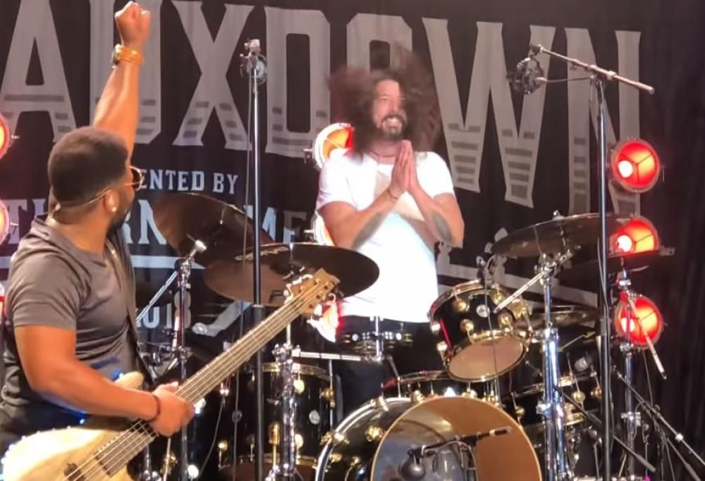 Dave Grohl ha suonato (alla batteria) In Bloom dei Nirvana a Los Angeles! Guarda il video