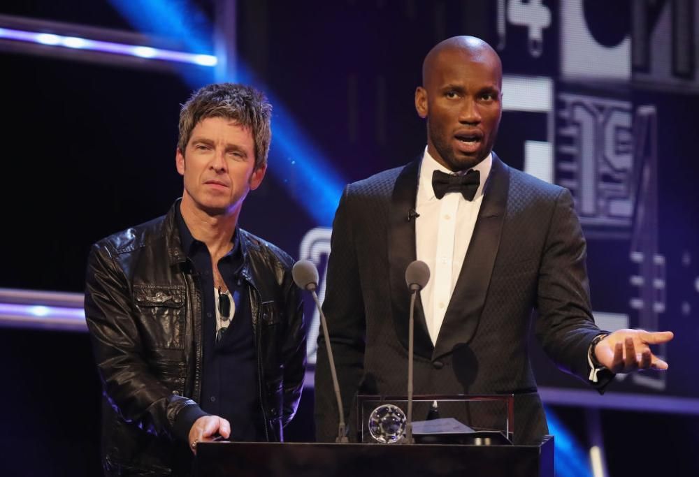 Noel Gallagher: sul palco del FIFA World Player con Didier Drogba per premiare Mo Salah. Guarda le foto e il video