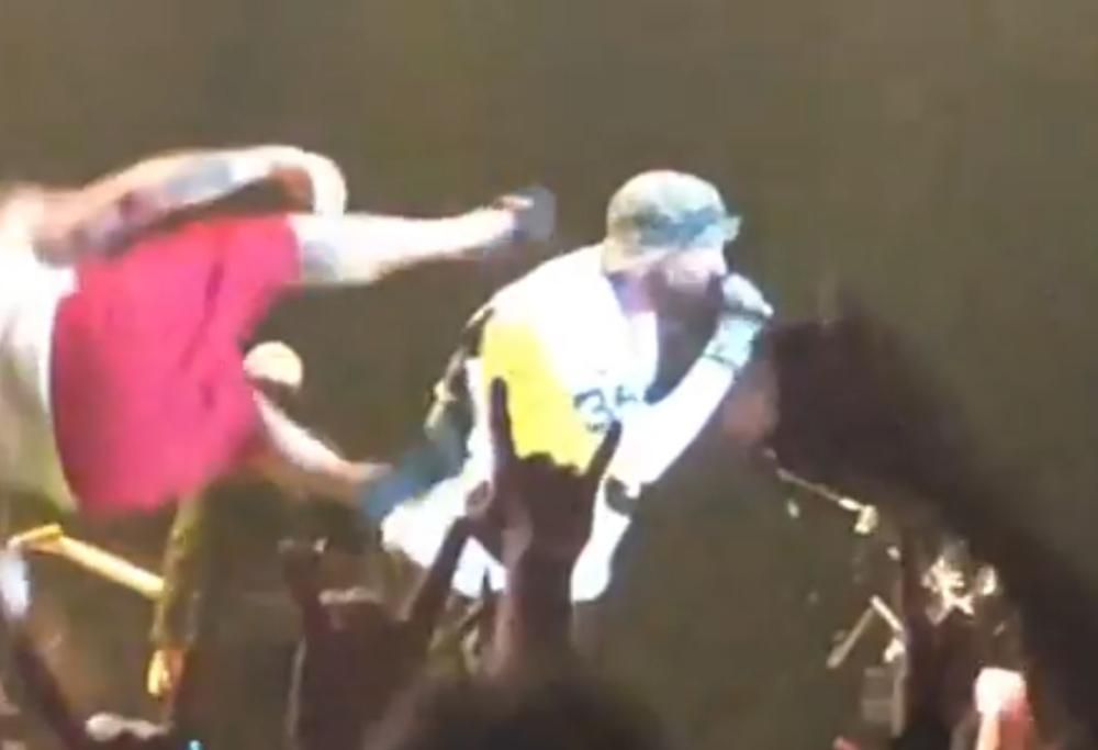 Limp Bizkit: Fred Durst aggredito sul palco con una mossa di wrestling dal rapper Shaggy 2 Dope. Guarda il video