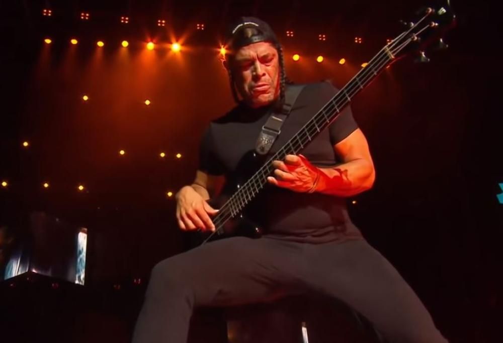 Metallica: Robert Trujillo ha reso omaggio a Cliff Burton suonando in assolo "(Anesthesia) Pulling Teeth"! Guarda il video