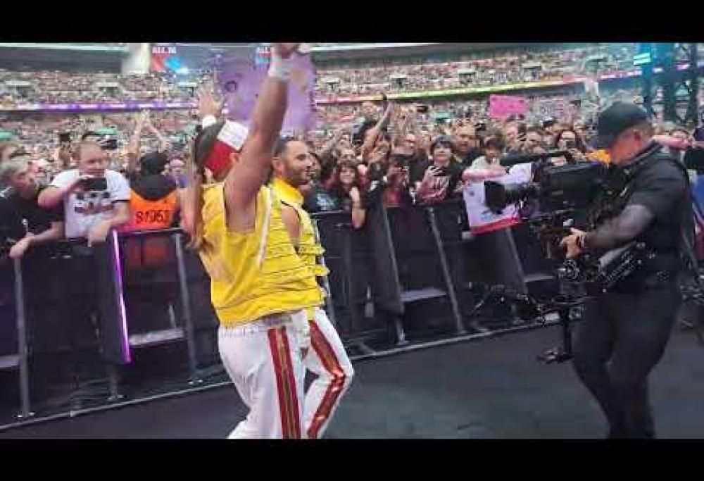 Coppia di wrestler omaggia Freddie Mercury durante lo show al Wembley Stadium. Guarda il video