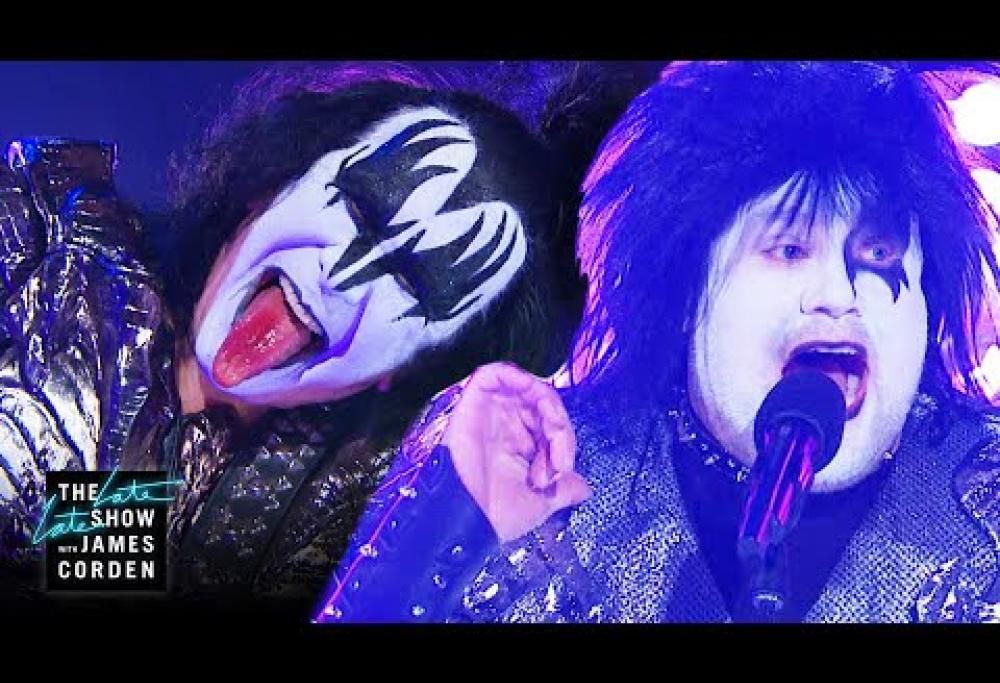 KISS: James Corden sul palco con la band storpia il testo di Rock And Roll All Nite! Guarda il video