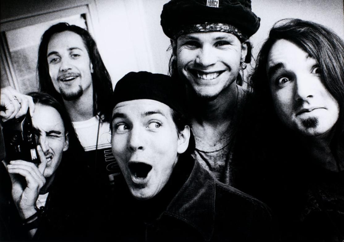 La prima volta dei Pearl Jam dal vivo su un palco. La storia di quell'incredibile serata e il concerto integrale