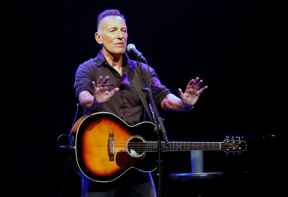 Bruce Springsteen torna a Broadway e parla sull’accusa di guida in stato di ebbrezza: “Mi hanno trattato come un criminale”. Guarda le foto