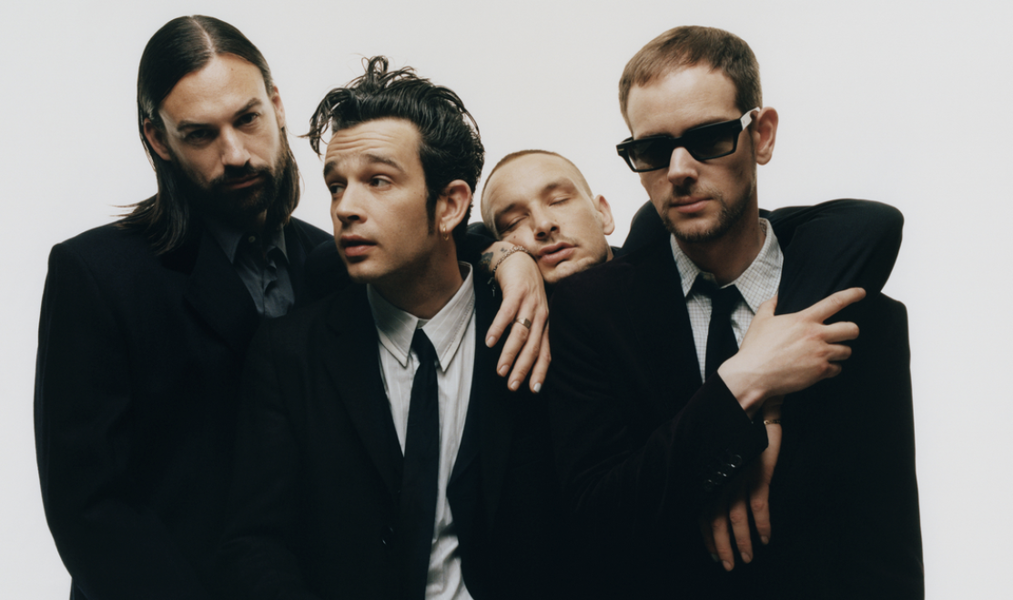 The 1975, il frontman Matt Healy richiama la security ma non ricorda di avere l'auto-tune. Guarda il video