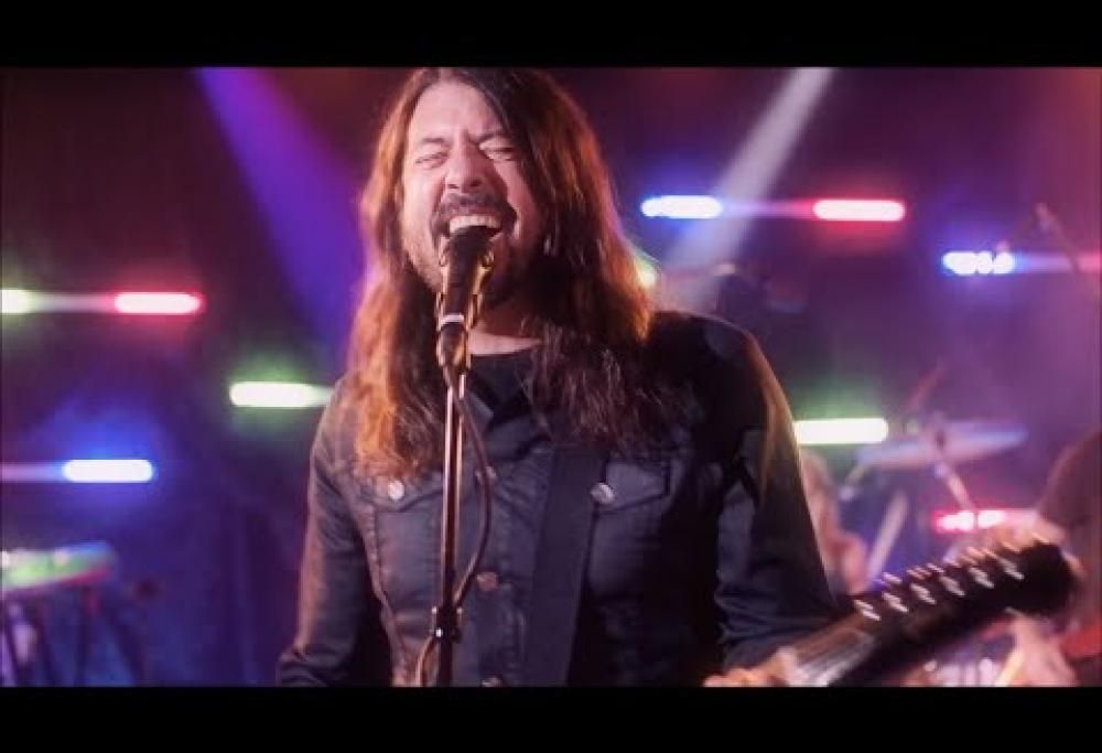 I Foo Fighters (o meglio, i Dee Gees) hanno pubblicato la loro versione di "You Should Be Dancing" dei Bee Gees. Guarda il video
