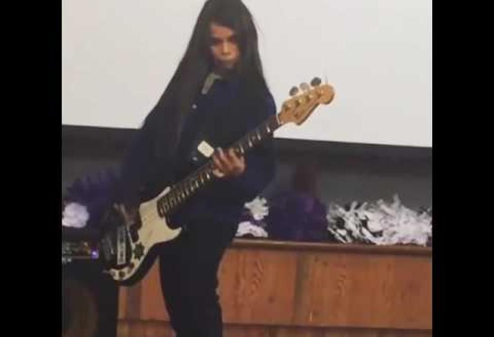 Il figlio 12enne di Robert Trujillo dei Metallica bassista dei Korn in tour