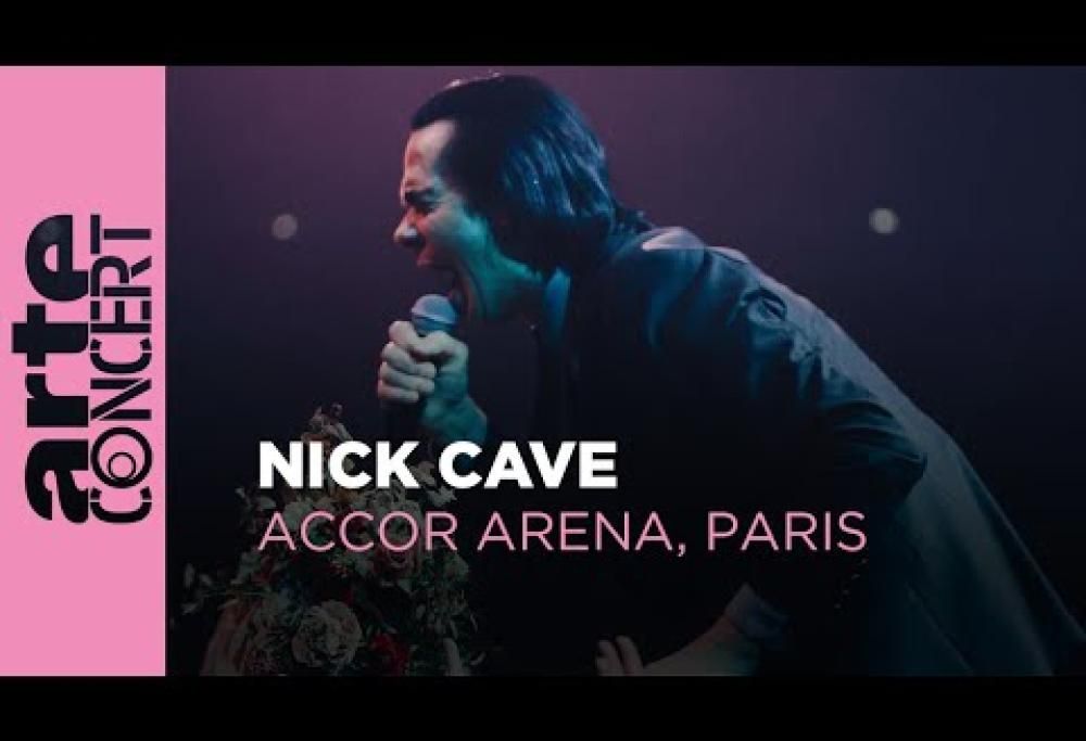 Nick Cave ha pubblicato il concerto integrale con i Bad Seeds registrato a Parigi nel 2024. Guardalo qui
