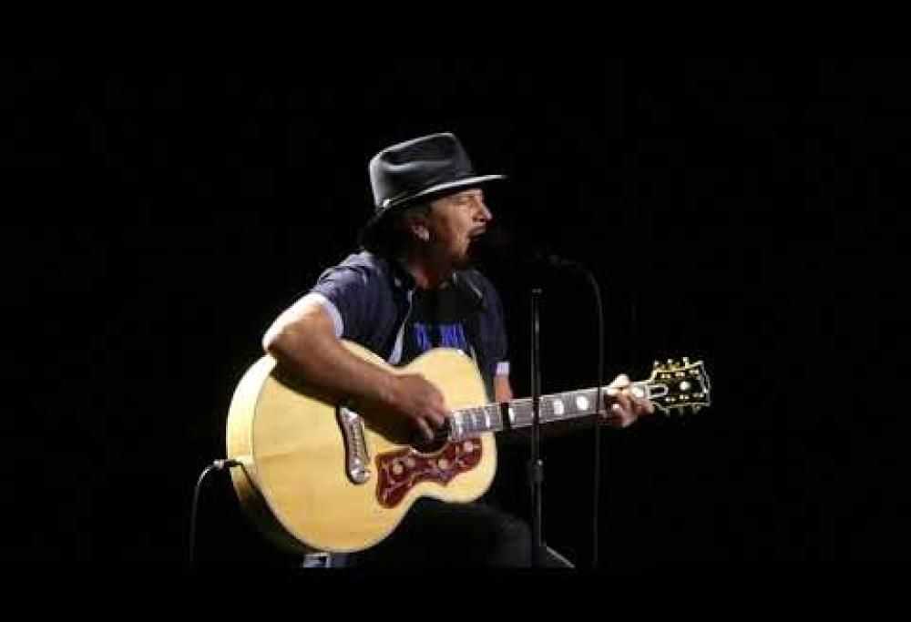 Pearl Jam, Eddie Vedder ha interpretato "My City of Ruins" di Bruce Springsteen durante un concerto. Guarda il video