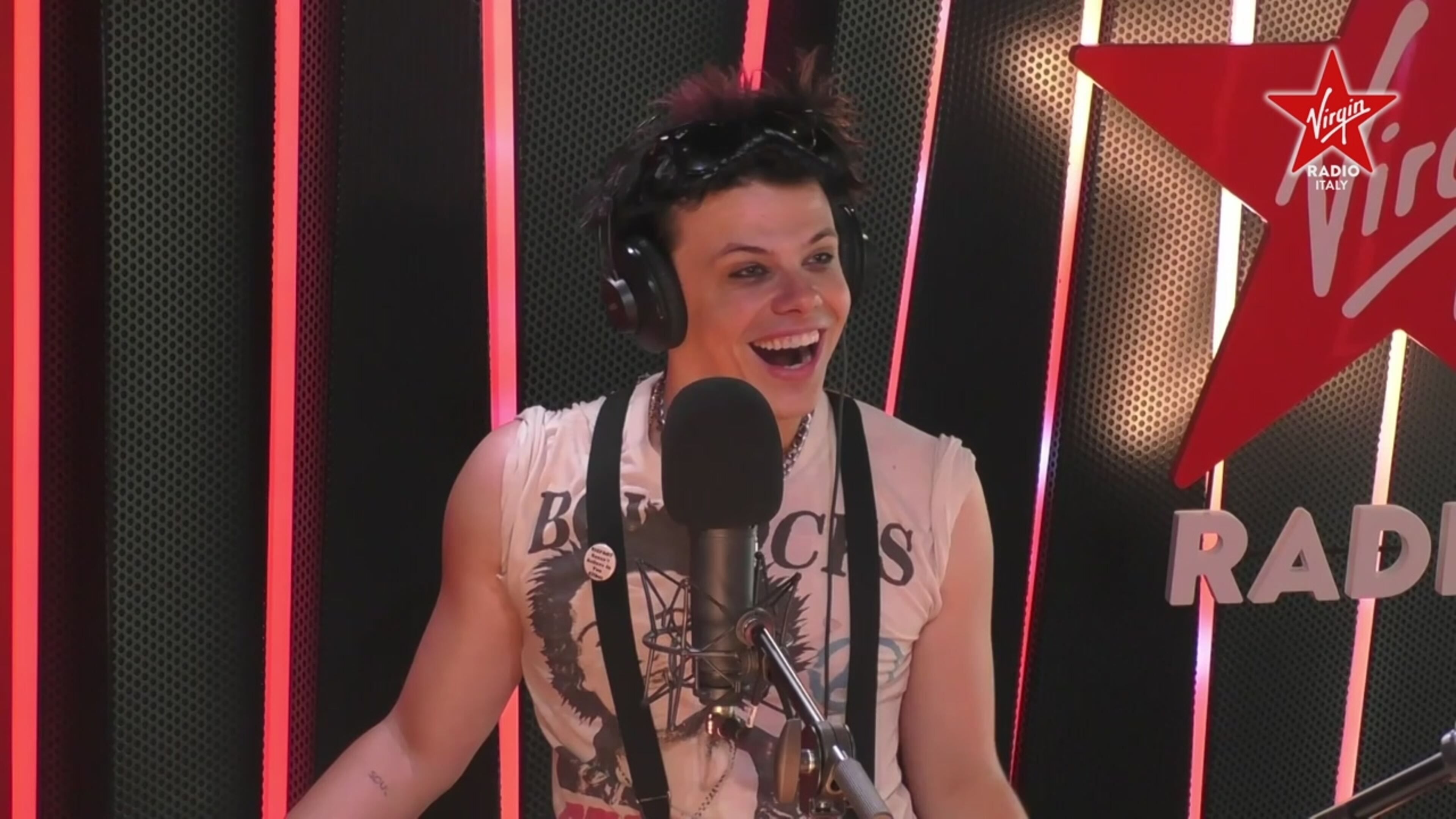 Yungblud: guarda il live e l’intervista a Revolver con Ringo