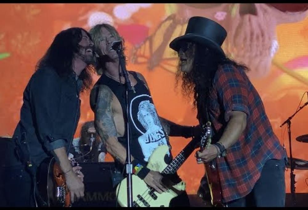 Dave Grohl sale sul palco coi Guns N' Roses per Paradise City ma gli organizzatori spengono l'impianto: "sforato il coprifuoco"