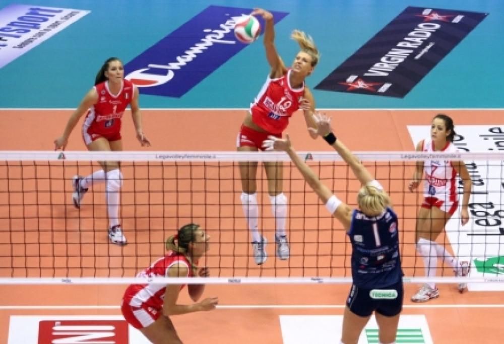 Guarda lo spettacolo del volley femminile