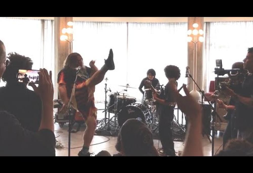 Jack Black suona con una band di ragazzini in occasione del 100° compleanno della mamma di Tom Morello! Guarda il video