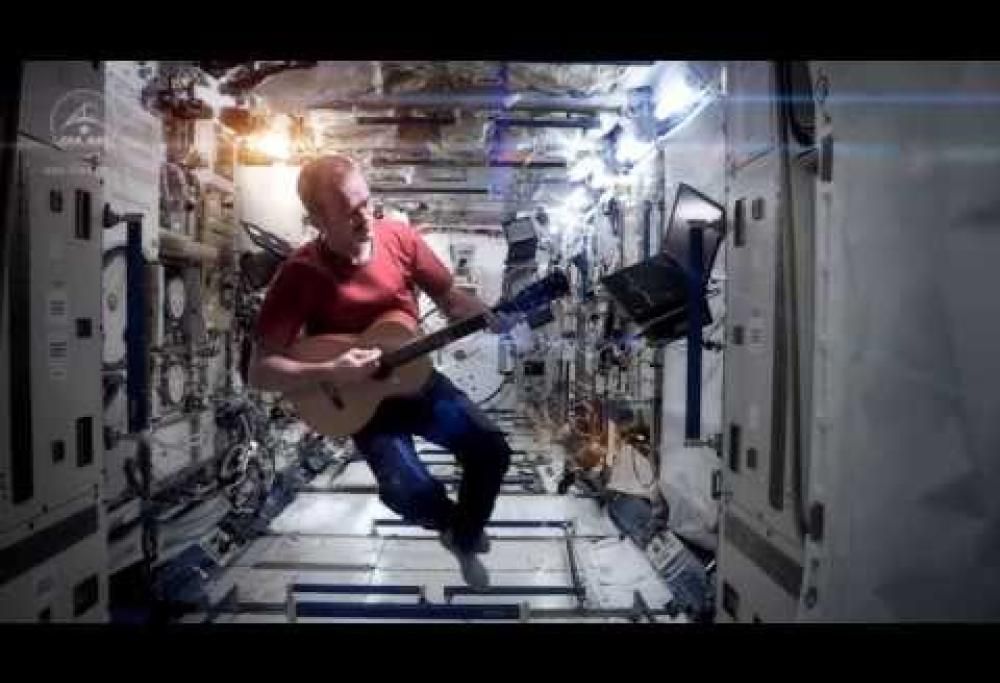 Space Oddity - Chris Hadfield (Cover on ISS)