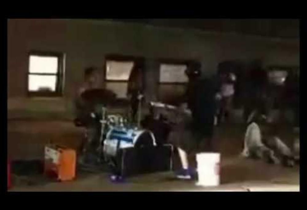 Eddie Vedder ha suonato con un artista di strada all'esterno dello stadio dei Chicago Cubs. Guarda il video