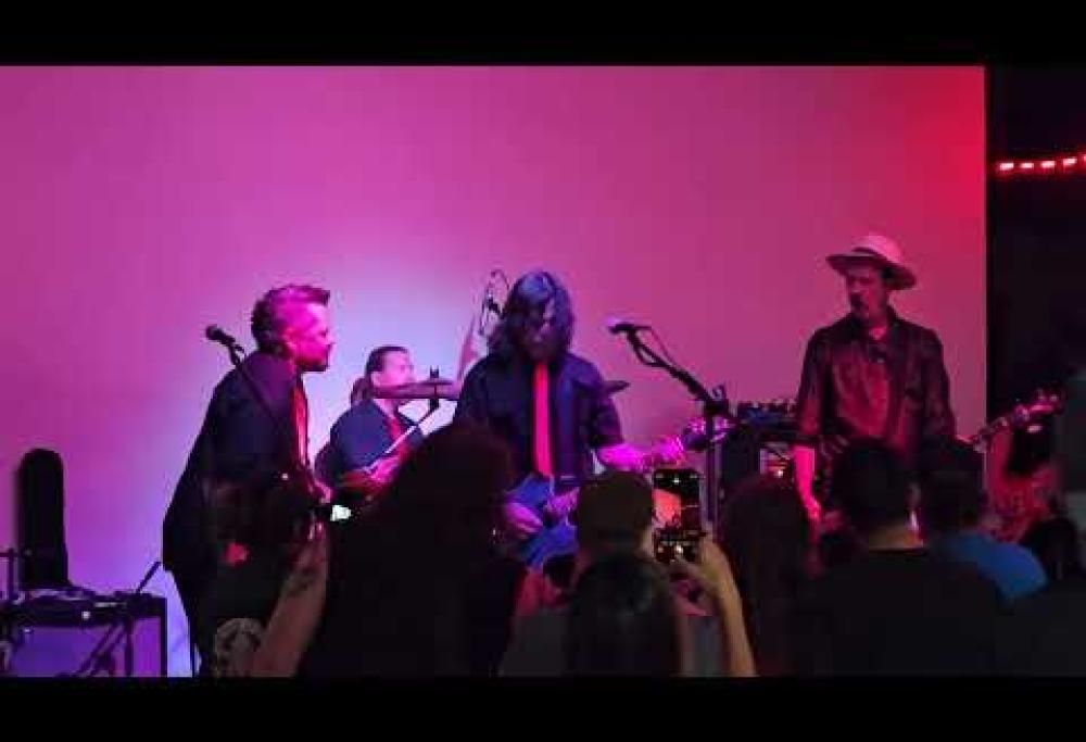 Nirvana, Krist Novoselic si è esibito a sorpresa con la cover band FooVana. Guarda i video