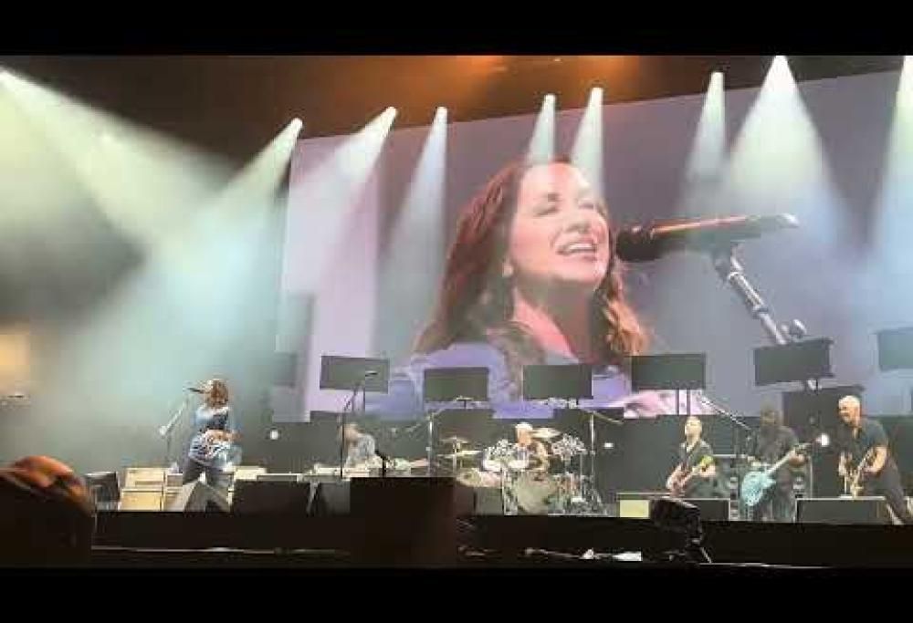 I Foo Fighters sul palco con Alanis Morissette per un tributo a Sinéad O'Connor. Guarda il video