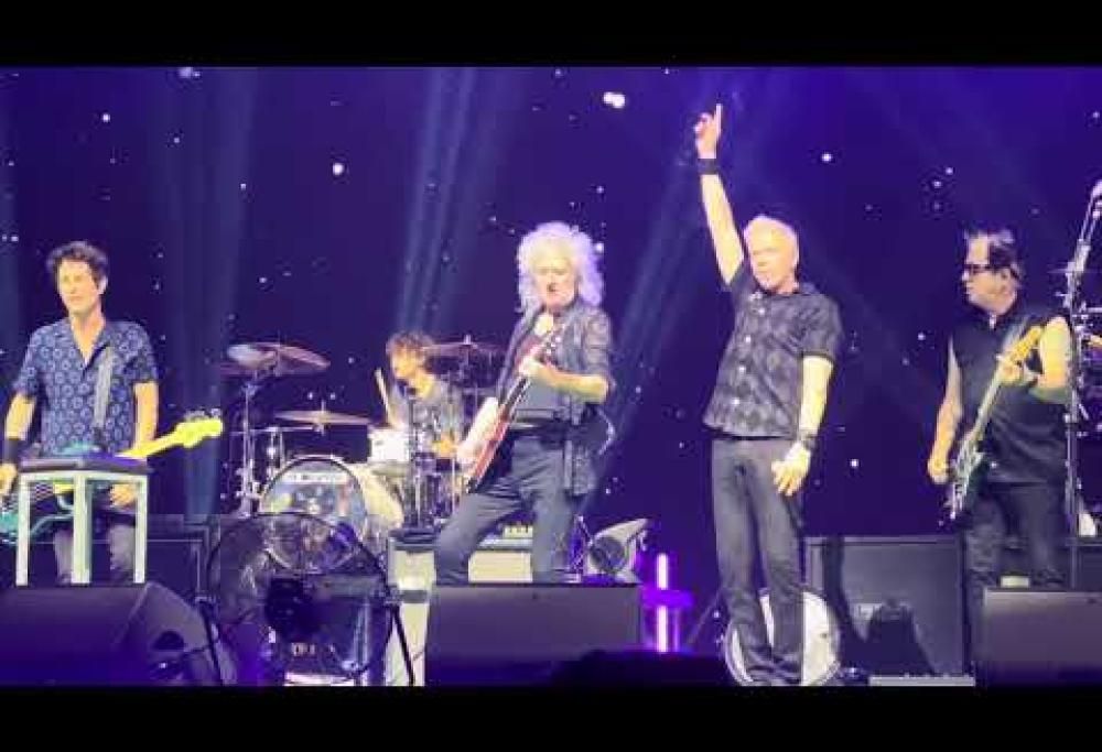 Queen, Brian May ha suonato a sorpresa sul palco con gli Offspring. Guarda i video