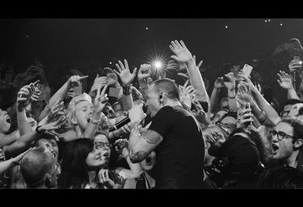 Linkin Park - Crawling (One More Light Live)