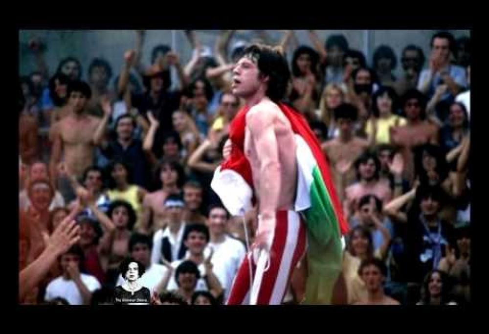 Quella volta in cui Mick Jagger indossò la maglia di Paolo Rossi pronosticando la vittoria dell'Italia