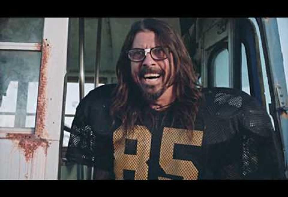 Foo Fighters: Dave Grohl prende in giro in Super Bowl in un nuovo esilarante video! Guardalo qui