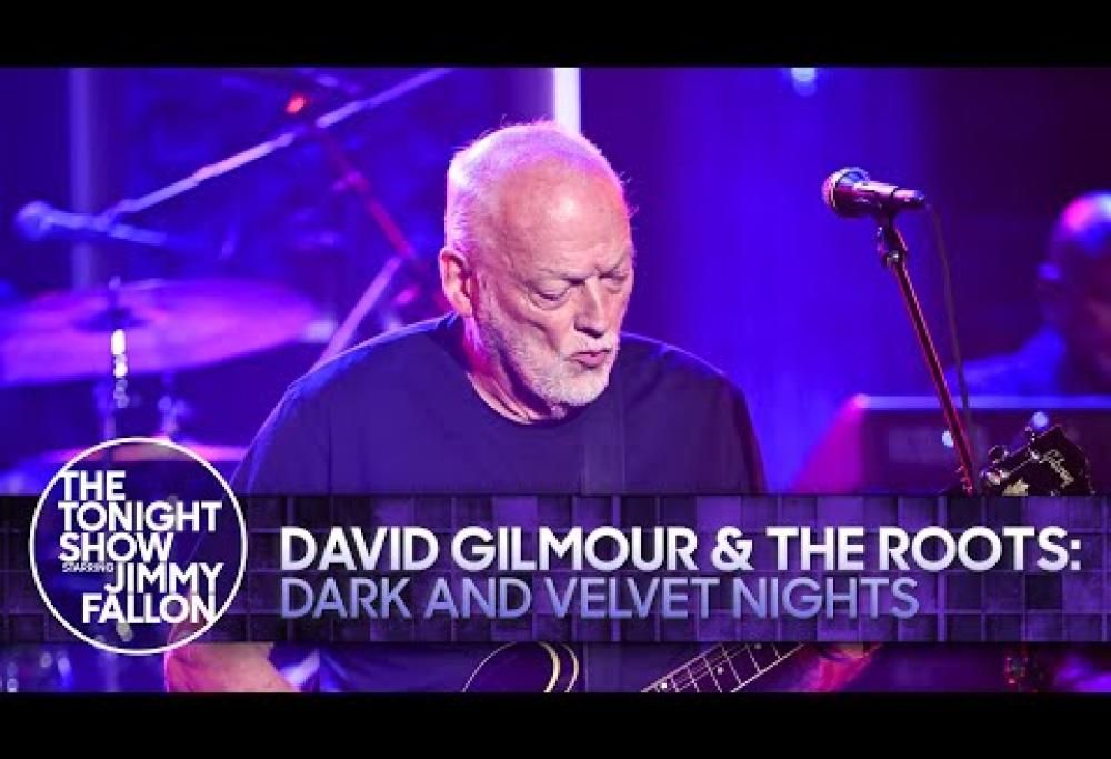 David Gilmour si è esibito in diretta da Jimmy Fallon con i The Roots. Guarda il video di Dark And Velvet Nights