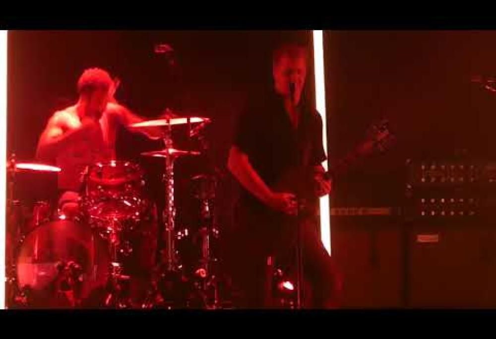 Rissa al concerto dei Queens of the Stone Age: Josh Homme si ferma e rimprovera i coinvolti. Guarda il video