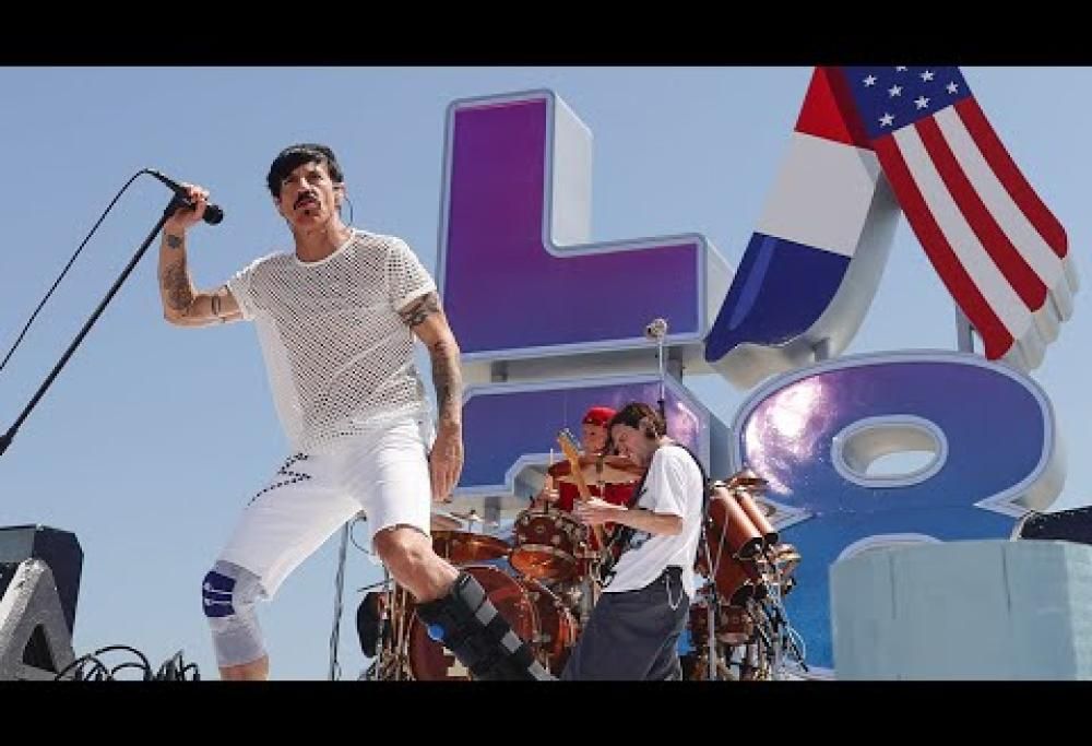 Red Hot Chili Peppers: l'esibizione durante la chiusura dei giochi olimpici di Parigi 2024