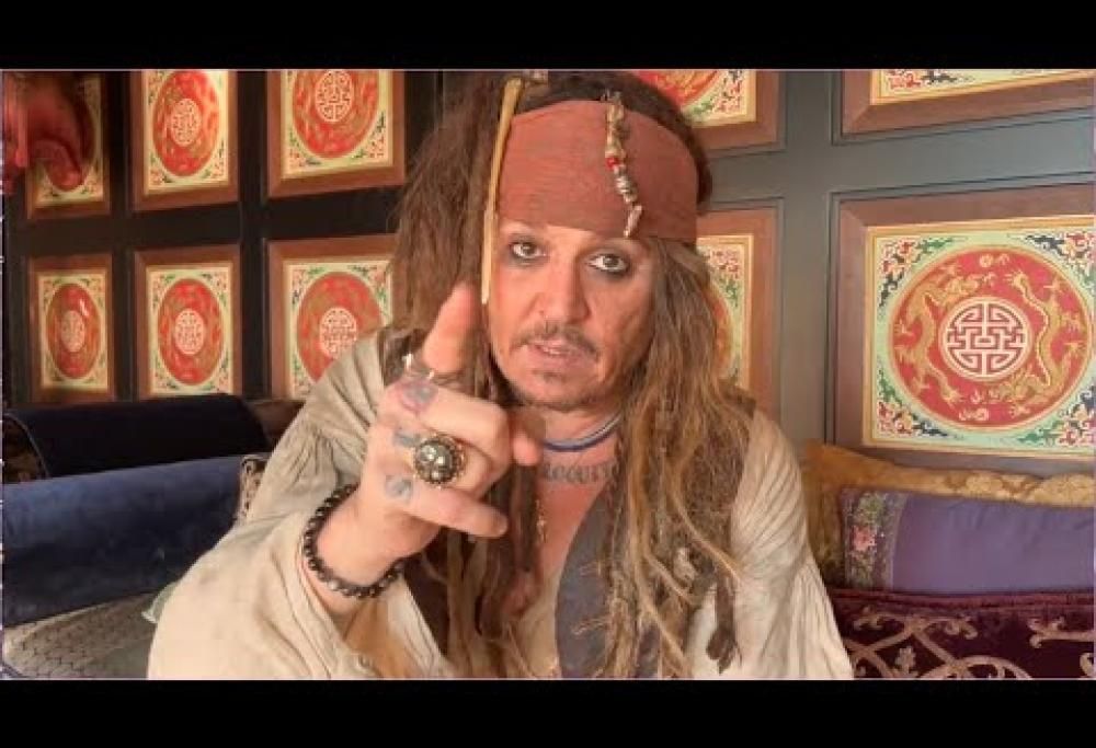 Johnny Depp è tornato nei panni di Jack Sparrow per aiutare un bambino malato terminale. Guarda il video