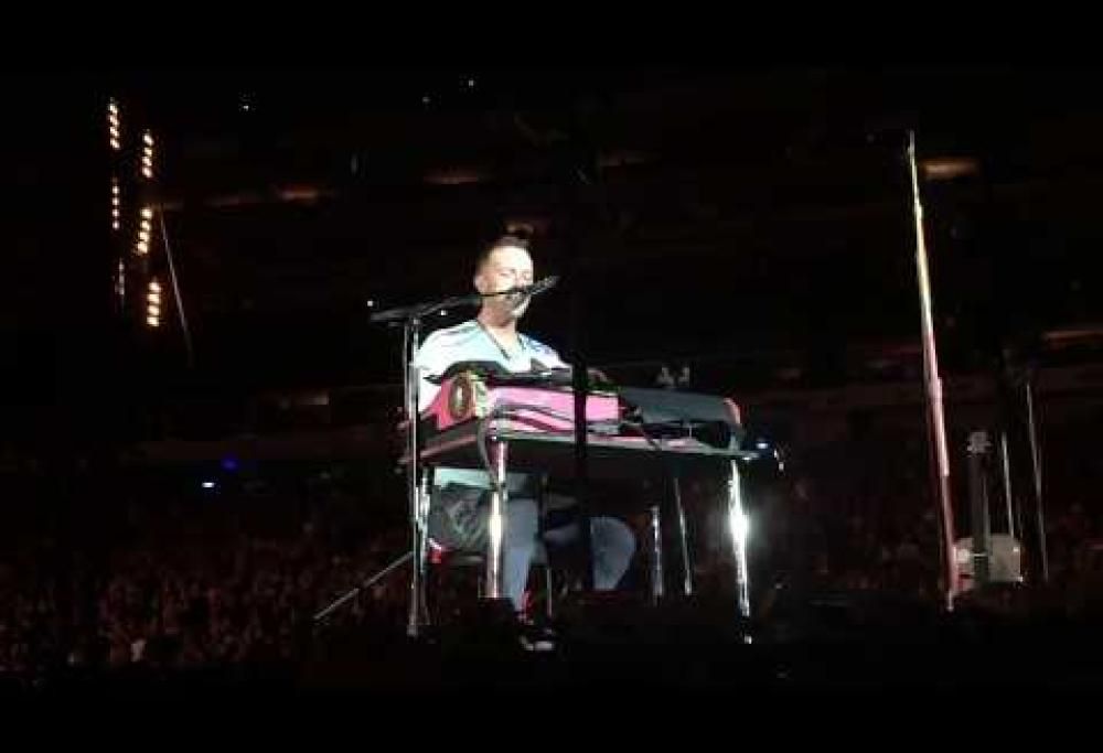Coldplay: la cover di Crawling in memoria di Chester Bennington. Guarda il video