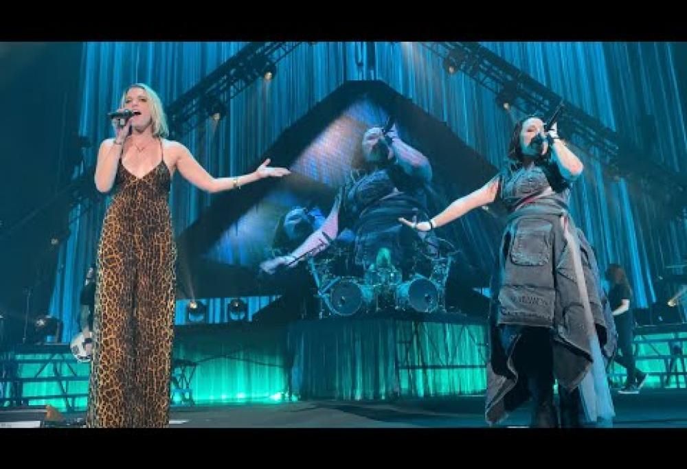Amy Lee e Lzzy Hale rendono omaggio a Chester Bennington reinterpretando "Heavy". Guarda il video