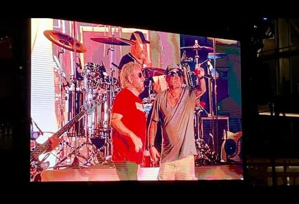 Mötley Crüe, Vince Neil torna su un palco e canta a sorpresa Rock And Roll dei Led Zeppelin. Guarda il video