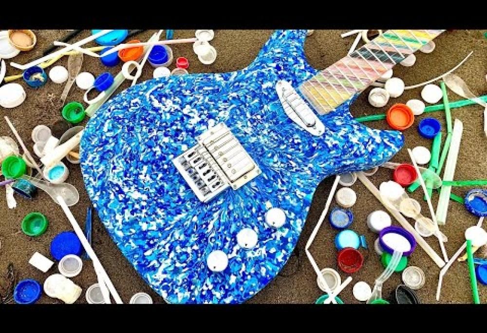La chitarra elettrica costruita con la plastica recuperata dagli oceani: ecco come suona! Guarda il video