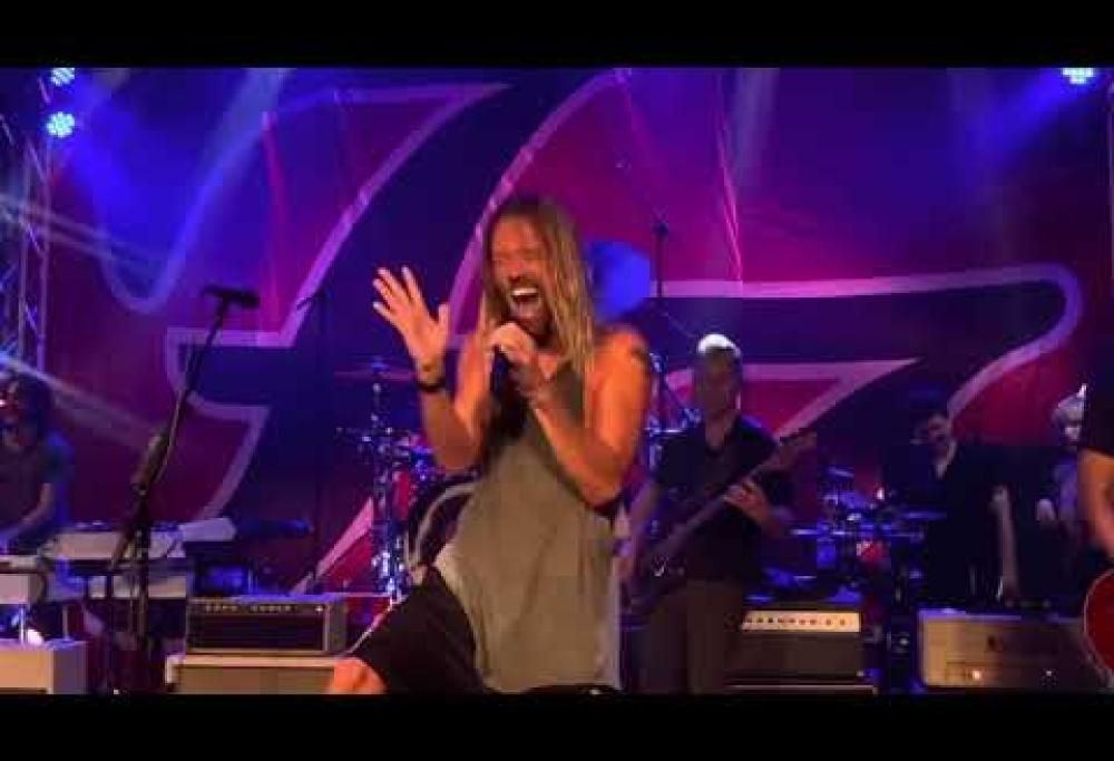 I Foo Fighters reinterpretano Somebody To Love dei Queen durante il primo concerto con pubblico. Guarda il video