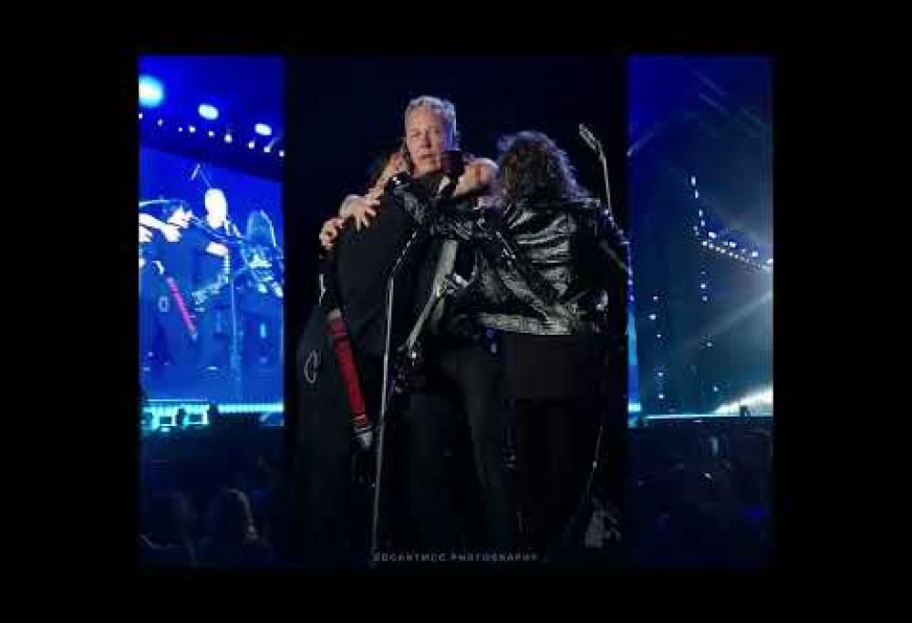 Metallica, James Hetfield si emoziona sul palco e ferma il concerto: "Pensavo di non farcela". E la band lo raggiunge per abbracciarlo