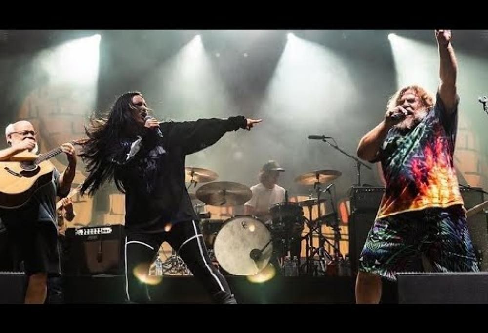Amy Lee degli Evanescence si è esibita a sorpresa con i Tenacious D. Guarda le foto e i video