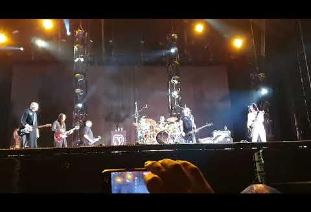 Gli Smashing Pumpkins con Peter Hook reinterpretano dal vivo i Joy Division. Ascolta qui "No Love Lost"