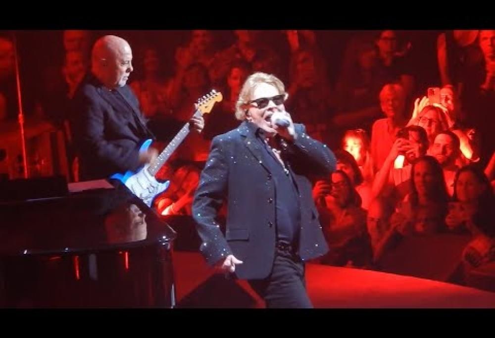 Axl Rose e Billy Joel hanno suonato a sorpresa "Highway To Hell" degli AC/DC a New York. Guarda il video