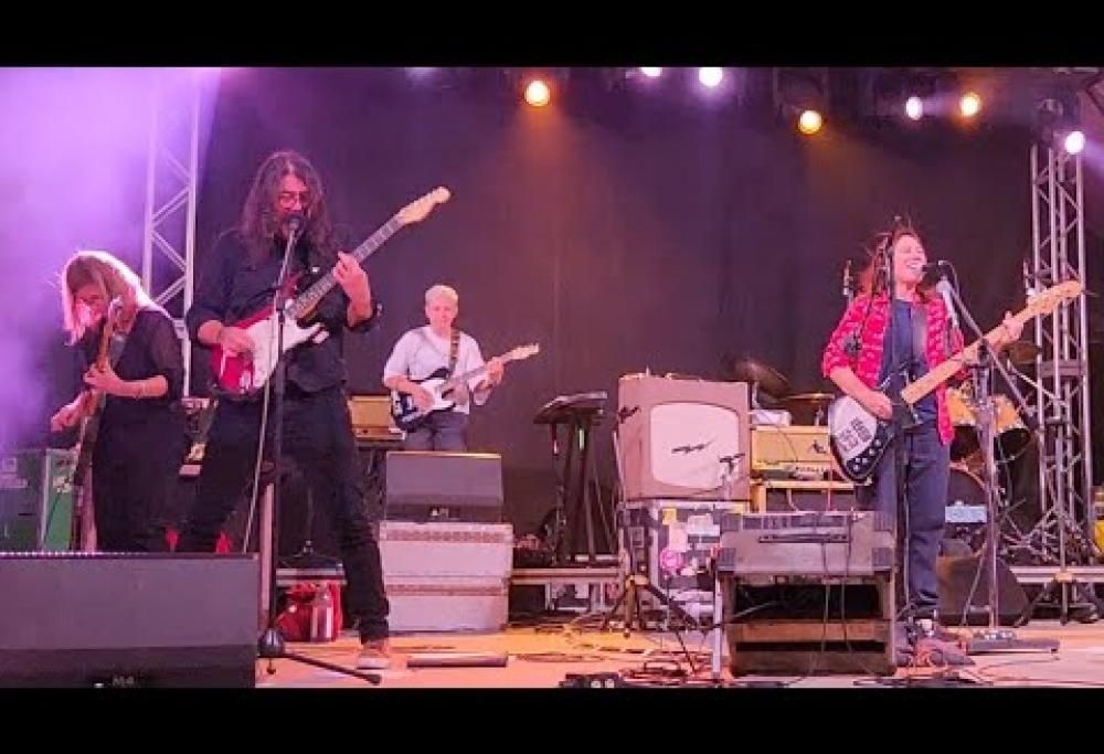 Dave Grohl a sorpresa sul palco coi Breeders suona una cover di Gigantic dei Pixies. Guarda il video