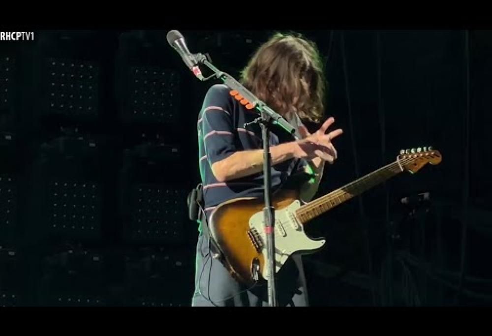 Red Hot Chili Peppers, John Frusciante ha un crampo durante un assolo (ma continua a suonare). Guarda il video