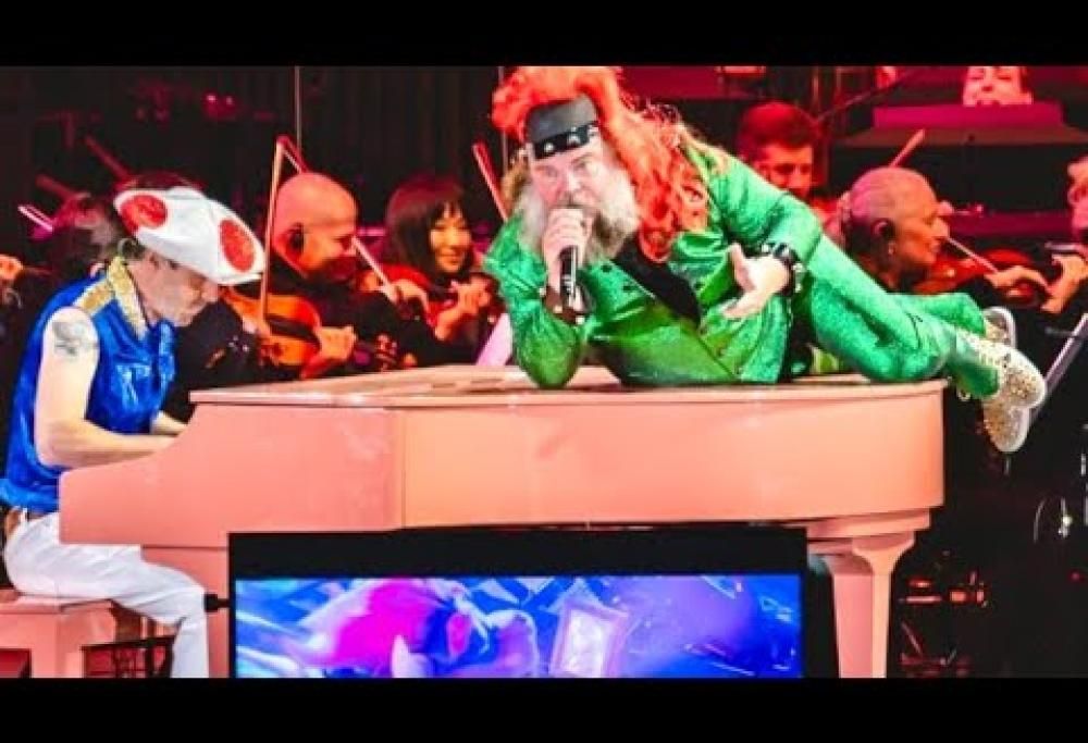 Jack Black, vestito da Bowser di Super Mario, ha cantato Peaches con l'orchestra all'Hollywood Bowl. Guarda il video!