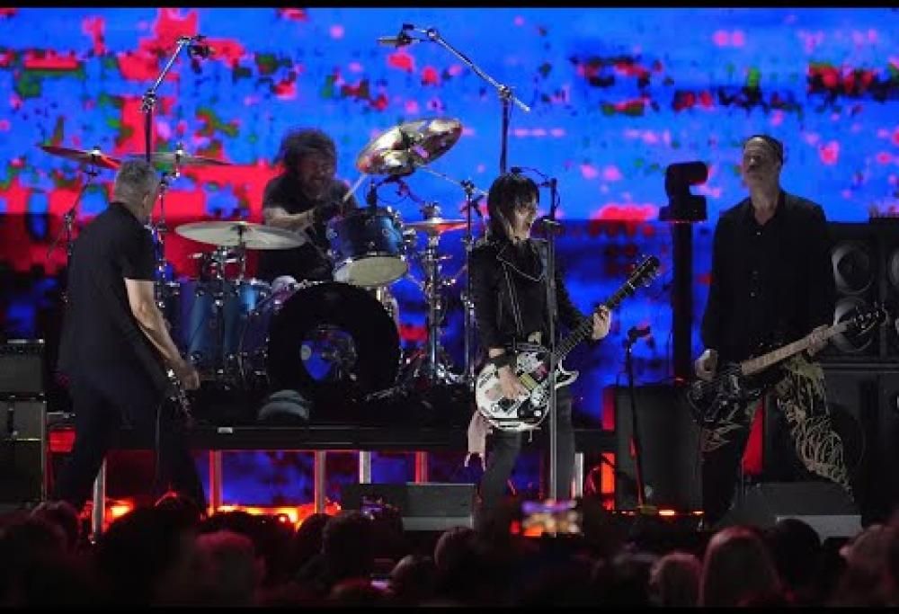 Nirvana: reunion a sorpresa con Dave Grohl, Pat Smear e Krist Novoselic sul palco del Fire Aid. Guarda il video completo