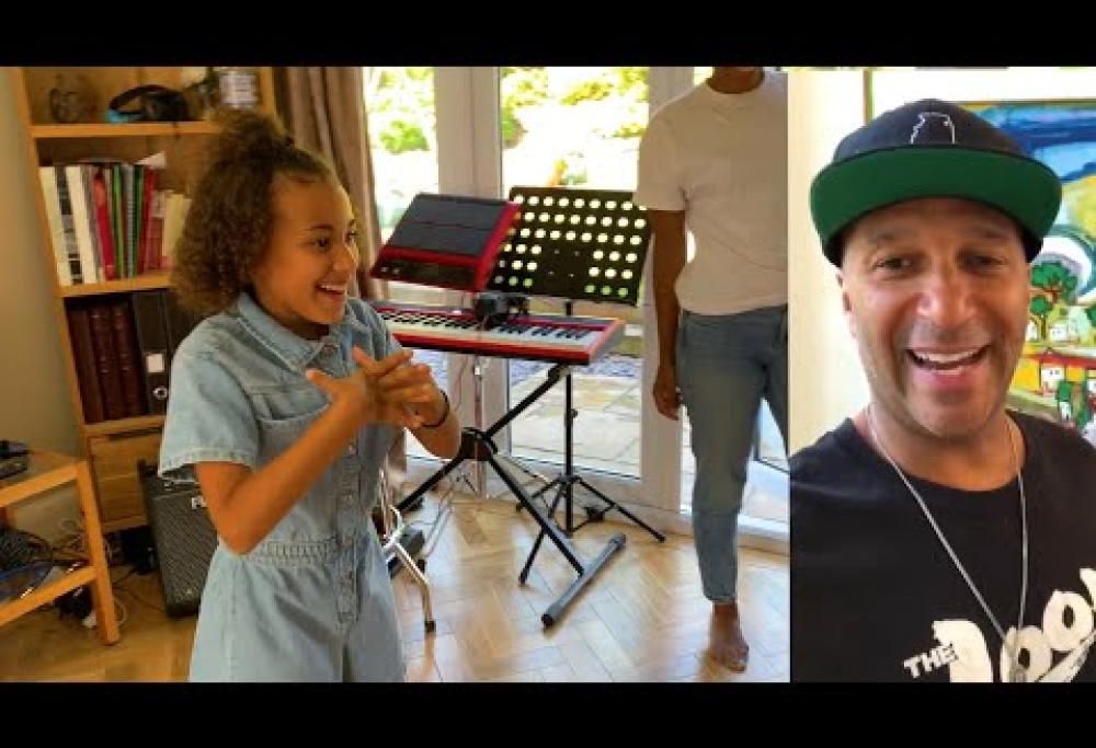 Tom Morello regala la sua Fender Stratocaster alla bambina che aveva suonato Guerrilla Radio in streaming. Guarda il video