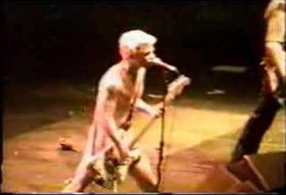 Green Day, quella volta che Billie Joe si presentò completamente nudo sul palco per suonare "She". La storia