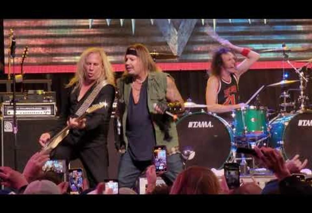 Mötley Crüe, Vince Neil è tornato sul palco dopo l'incidente: il concerto in occasione del "Drinks Giving" fest. Guarda il video