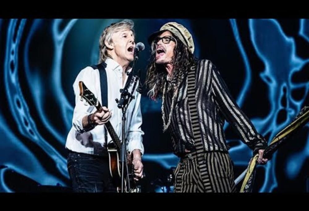 Paul McCartney e Steven Tyler hanno suonato insieme "Helter Skelter" dei Beatles! Guarda il video