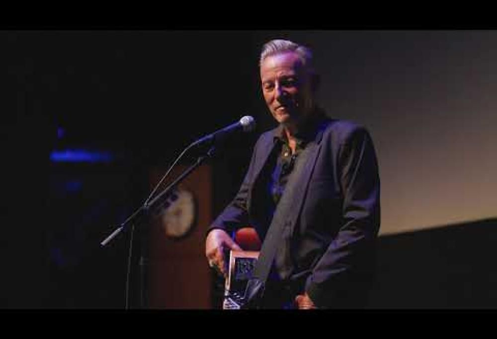 Bruce Springsteen ha suonato a sorpresa durante la proiezione di "Deliver Me From Nowhere" a New York. Guarda il video
