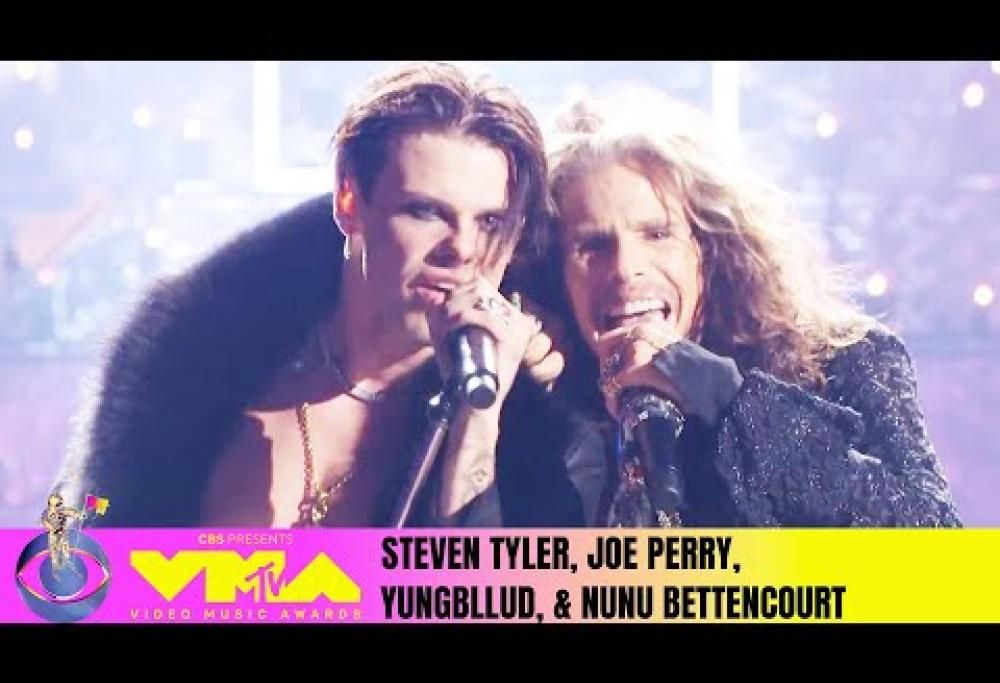 Ozzy Osbourne, il tributo ai Video Music Awards: Steven Tyler, Joe Perry e Yungblud insieme sul palco. Guarda il video