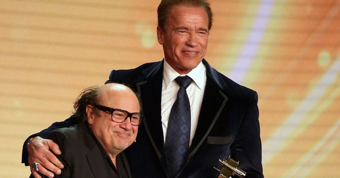 Arnold Schwarzenegger e gli scherzi di Danny DeVito: "Mi riempì il sigaro di marijuana. Tornai sul set sballato"